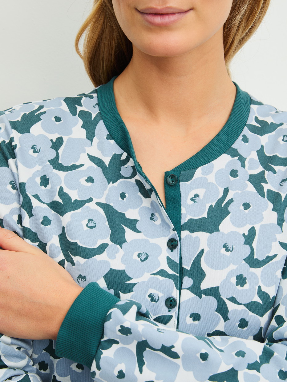Damen-Model trägt Langarm-Nachthemd, Länge 110 cm aus 100% Baumwolle in Türkis, Floral aus Serie Midnight Flowers von CALIDA, Detail