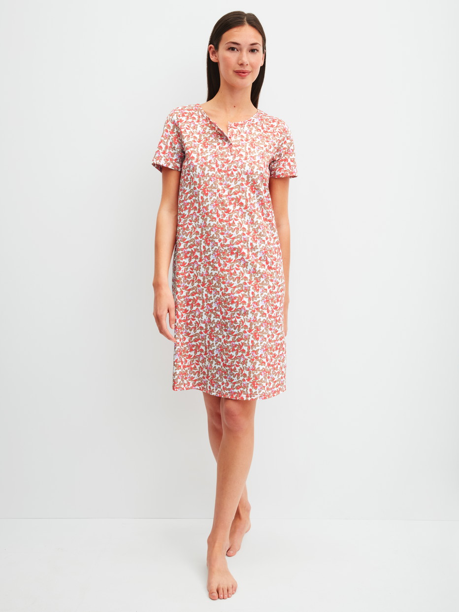 Damen-Model trägt Kurzarm-Nachthemd, Länge 95 cm aus 100% Baumwolle in Rot, Floral aus Serie Flower Nights von CALIDA, Vorderansicht