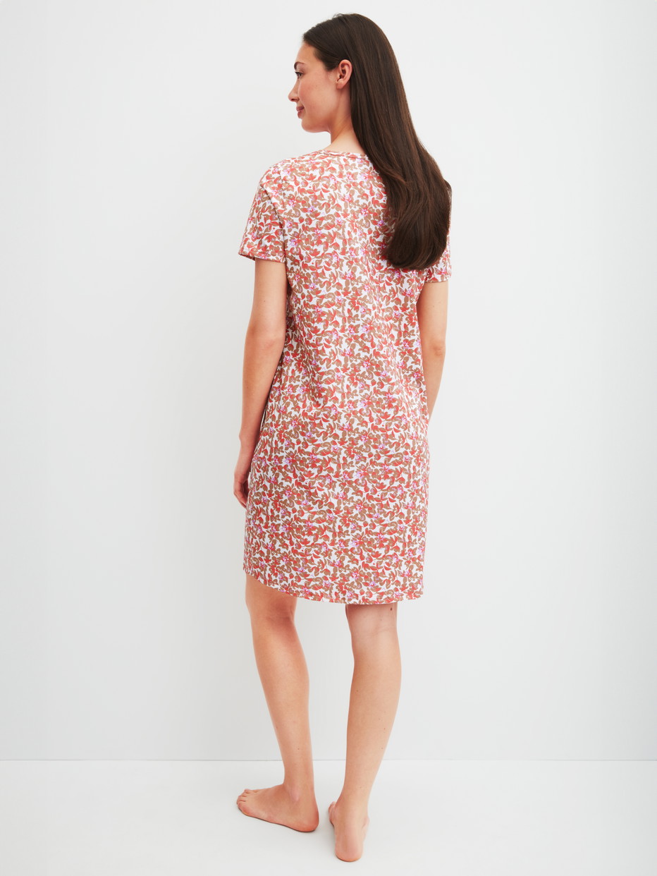 Damen-Model trägt Kurzarm-Nachthemd, Länge 95 cm aus 100% Baumwolle in Rot, Floral aus Serie Flower Nights von CALIDA, Rückansicht