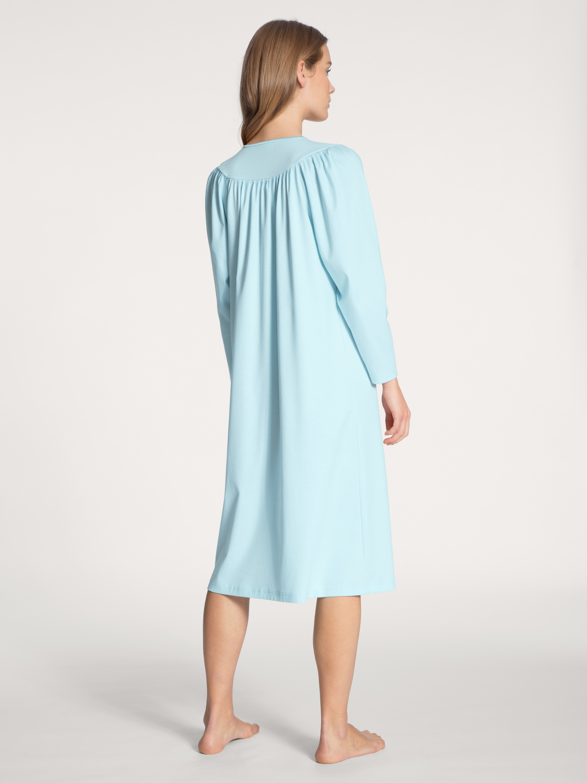 La modella / Il modello Donna indossa Camicia da notte, lungezza 110 cm in 100% cotone di colore Blu, Tinta unita, della serie Soft Cotton di CALIDA, Vista posteriore
