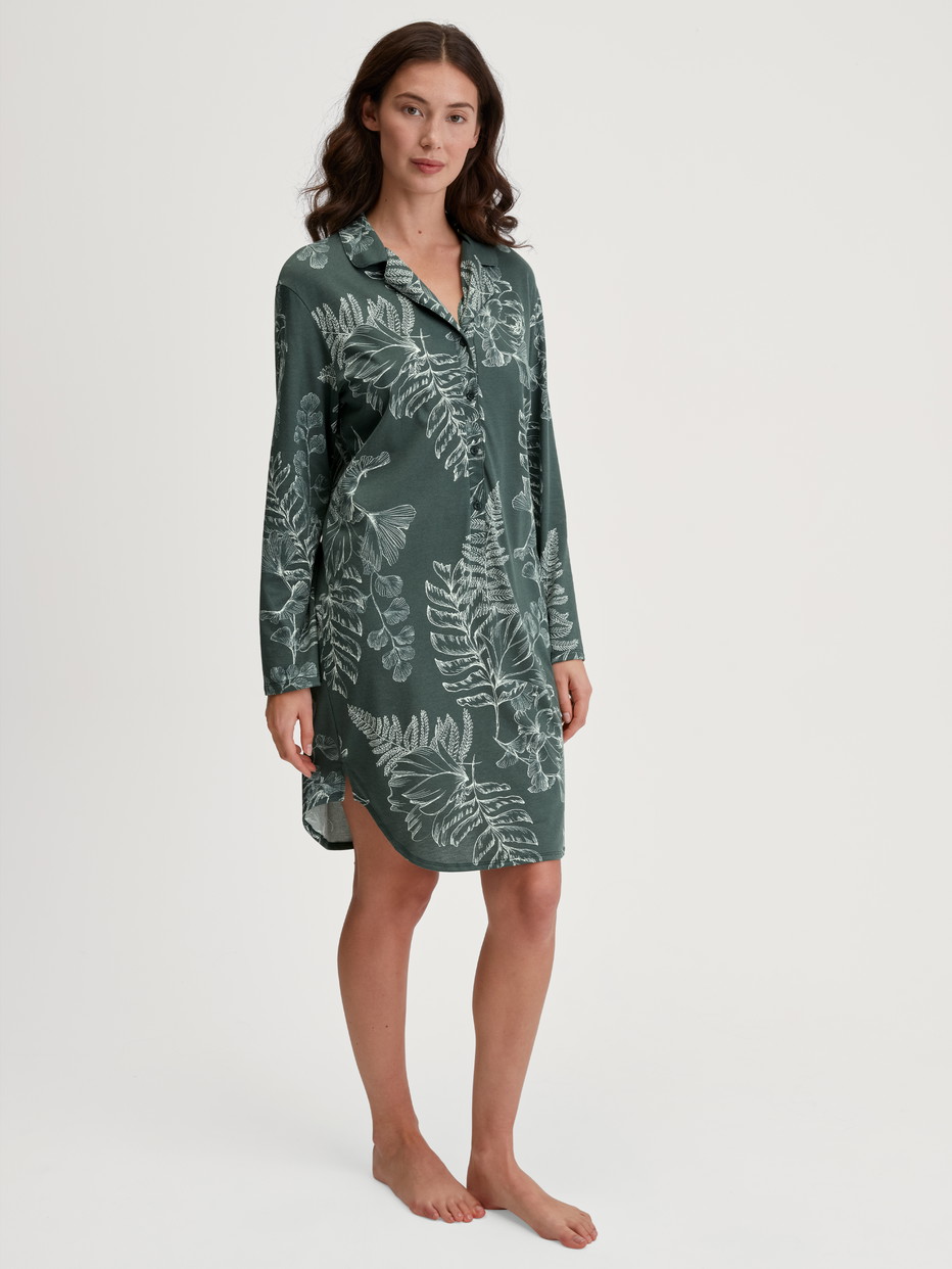 Damen-Model trägt Langarm-Nachthemd, Länge 95 cm aus Baumwolle in Grün, Floral aus Serie Favourites Botanic von CALIDA, Vorderansicht