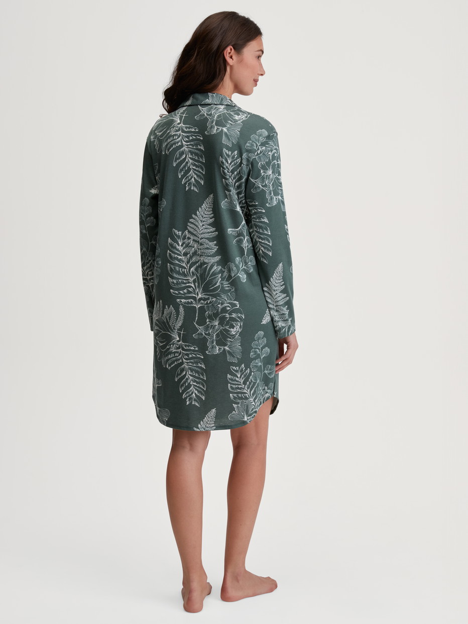 Damen-Model trägt Langarm-Nachthemd, Länge 95 cm aus Baumwolle in Grün, Floral aus Serie Favourites Botanic von CALIDA, Rückansicht