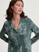 Damen-Model trägt Langarm-Nachthemd, Länge 95 cm aus Baumwolle in Grün, Floral aus Serie Favourites Botanic von CALIDA, Detail