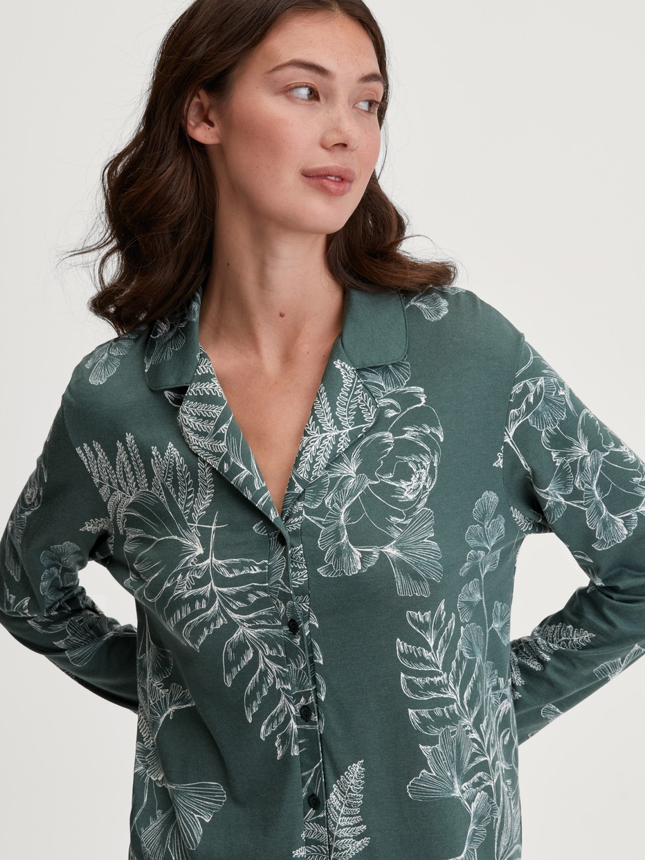 Damen-Model trägt Langarm-Nachthemd, Länge 95 cm aus Baumwolle in Grün, Floral aus Serie Favourites Botanic von CALIDA, Detail