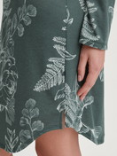 Damen-Model trägt Langarm-Nachthemd, Länge 95 cm aus Baumwolle in Grün, Floral aus Serie Favourites Botanic von CALIDA, Detail