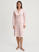 La modella / Il modello Donna indossa Camicia da notte a maniche lunghe – Lunghezza 110 cm in 100% cotone di colore Rosa, Floreale, della serie Midnight Flowers di CALIDA, Vista frontale