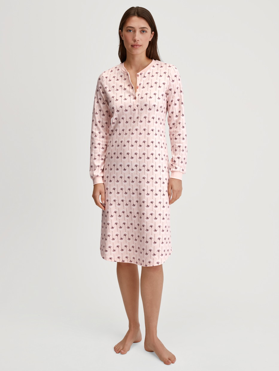 La modella / Il modello Donna indossa Camicia da notte a maniche lunghe – Lunghezza 110 cm in 100% cotone di colore Rosa, Floreale, della serie Midnight Flowers di CALIDA, Vista frontale