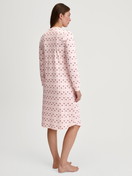 La modella / Il modello Donna indossa Camicia da notte a maniche lunghe – Lunghezza 110 cm in 100% cotone di colore Rosa, Floreale, della serie Midnight Flowers di CALIDA, Vista posteriore