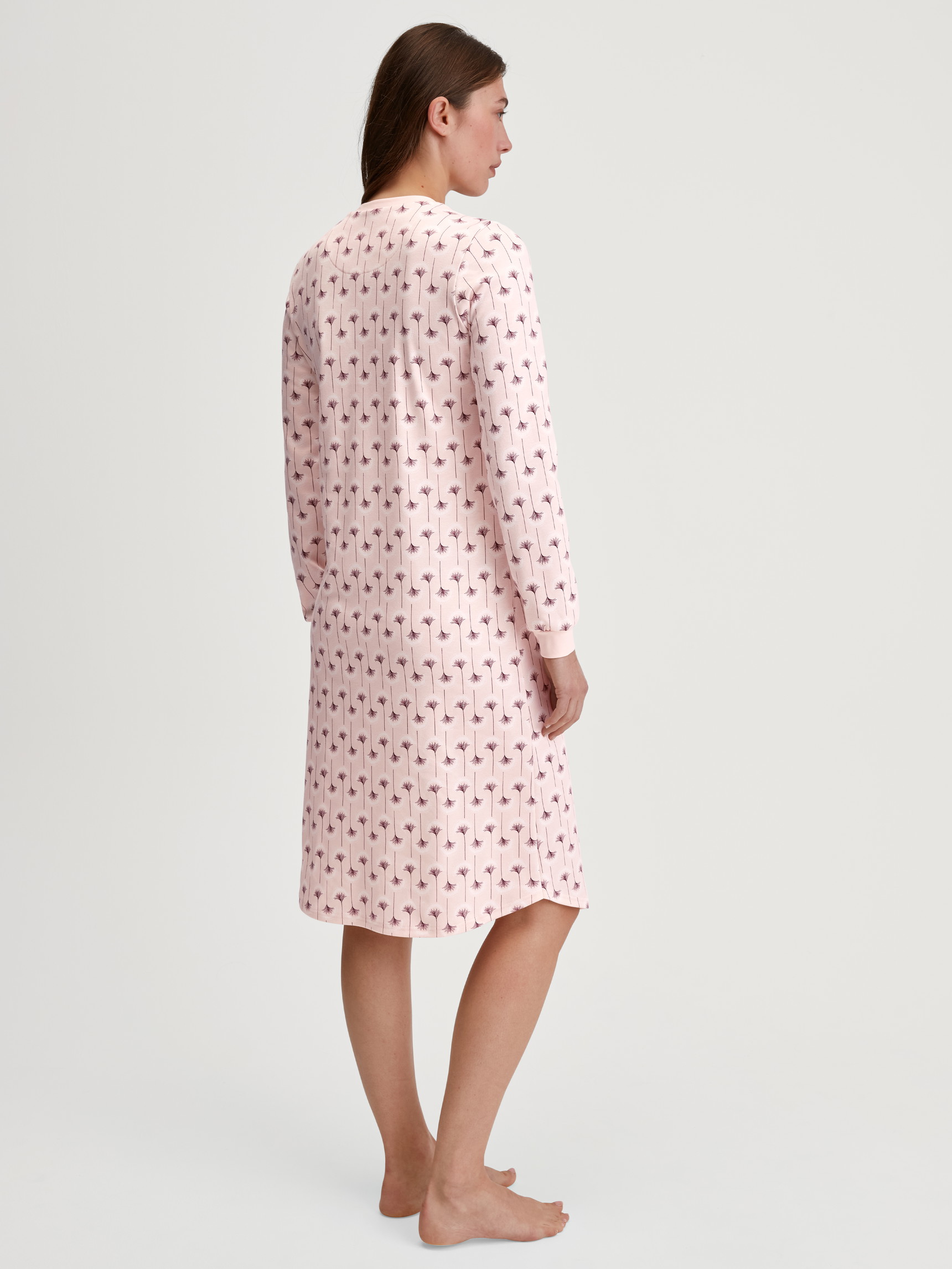 Damen-Model trägt Langarm-Nachthemd, Länge 110 cm aus 100% Baumwolle in Rosa, Floral aus Serie Midnight Flowers von CALIDA, Rückansicht