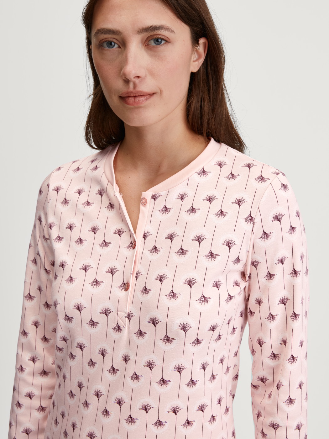 La modella / Il modello Donna indossa Camicia da notte a maniche lunghe – Lunghezza 110 cm in 100% cotone di colore Rosa, Floreale, della serie Midnight Flowers di CALIDA, Dettaglio