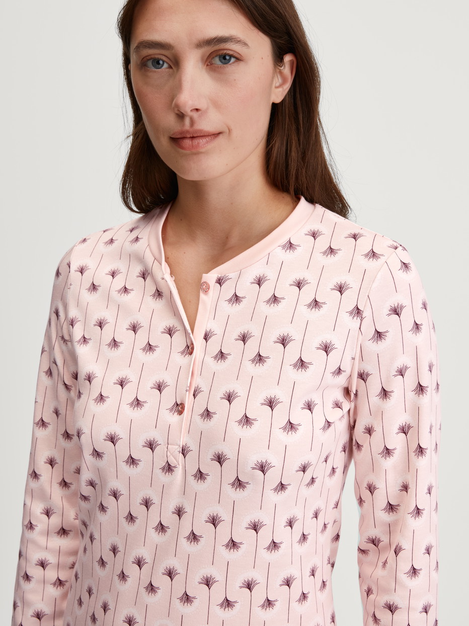 La modella / Il modello Donna indossa Camicia da notte a maniche lunghe – Lunghezza 110 cm in 100% cotone di colore Rosa, Floreale, della serie Midnight Flowers di CALIDA, Dettaglio
