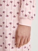 La modella / Il modello Donna indossa Camicia da notte a maniche lunghe – Lunghezza 110 cm in 100% cotone di colore Rosa, Floreale, della serie Midnight Flowers di CALIDA, Dettaglio