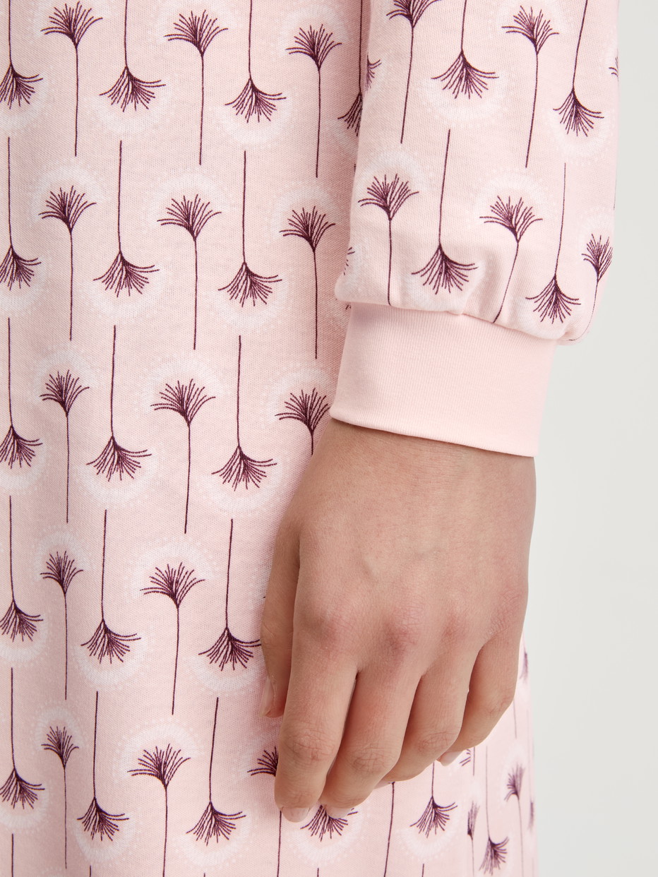 La modella / Il modello Donna indossa Camicia da notte a maniche lunghe – Lunghezza 110 cm in 100% cotone di colore Rosa, Floreale, della serie Midnight Flowers di CALIDA, Dettaglio
