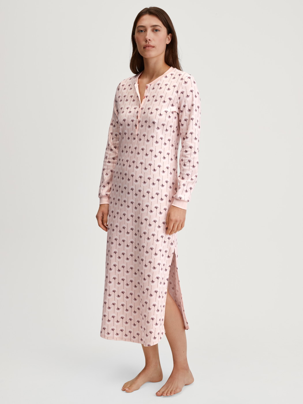 Le mannequin Femme porte le/la Chemise de nuit manches longues – Longueur 130 cm en 100% coton de couleur Rose, Floral, de la série Midnight Flowers de CALIDA, Vue de face