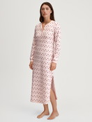 Le mannequin Femme porte le/la Chemise de nuit manches longues – Longueur 130 cm en 100% coton de couleur Rose, Floral, de la série Midnight Flowers de CALIDA, Vue de face