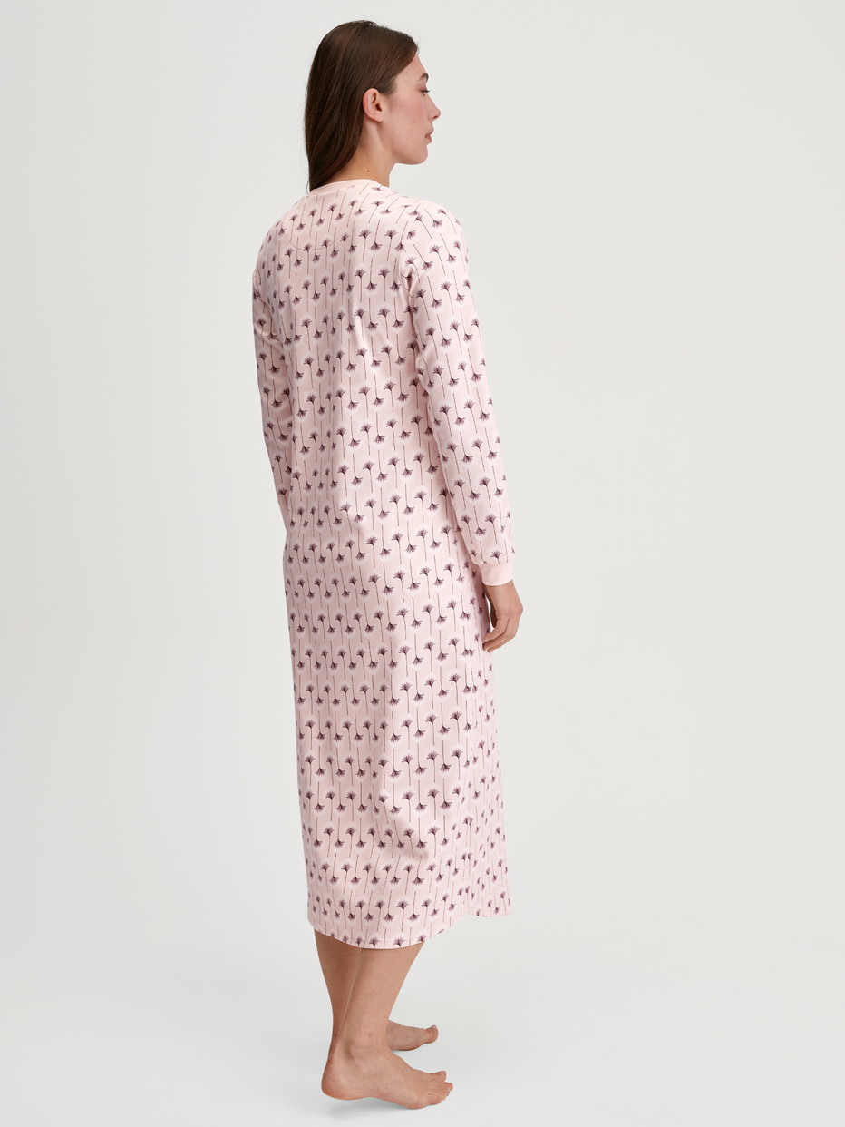 Damen-Model trägt Langarm-Nachthemd, Länge 130 cm aus 100% Baumwolle in Rosa, Floral aus Serie Midnight Flowers von CALIDA, Rückansicht