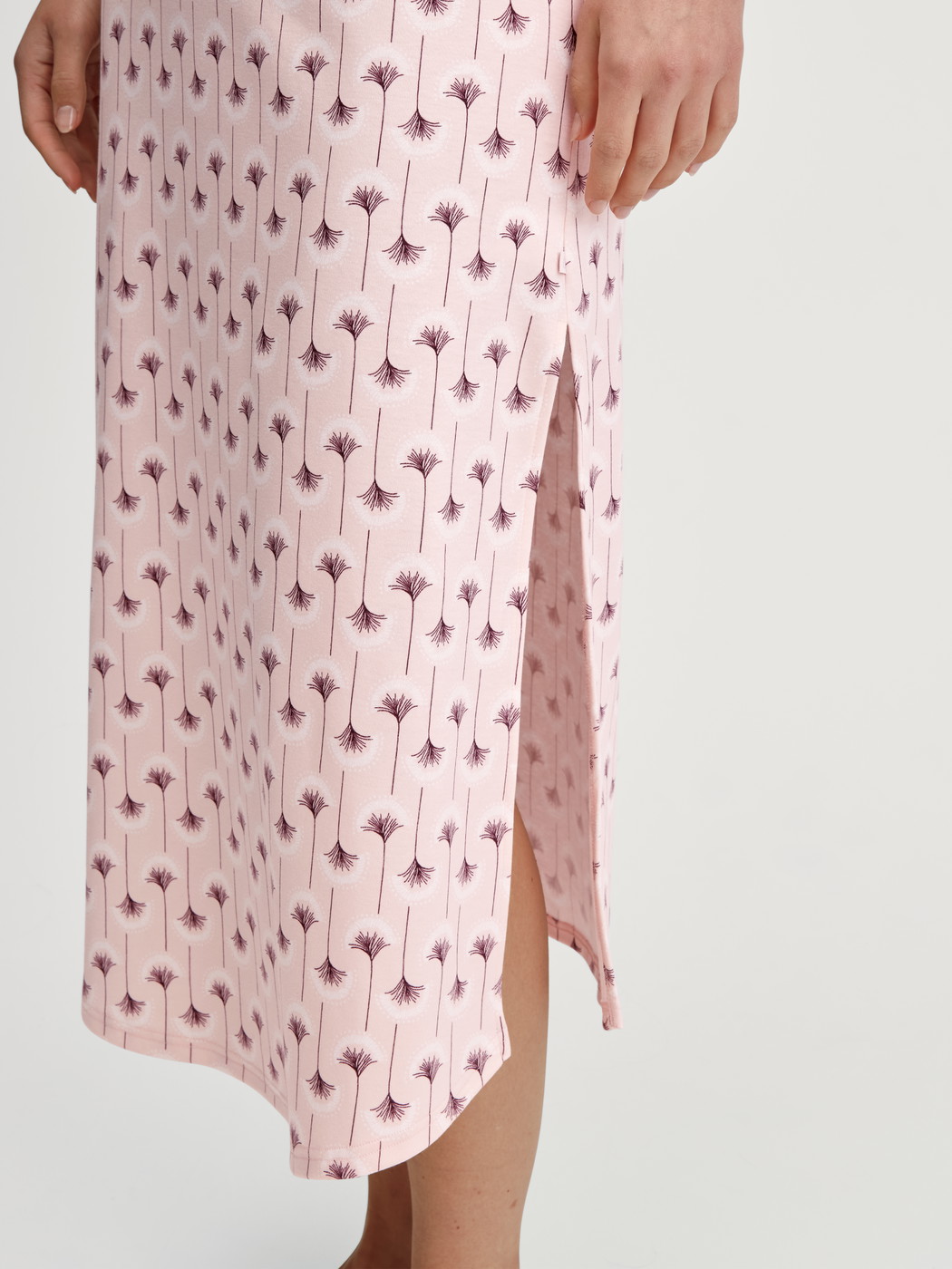 Le mannequin Femme porte le/la Chemise de nuit manches longues – Longueur 130 cm en 100% coton de couleur Rose, Floral, de la série Midnight Flowers de CALIDA, Détail