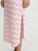 Le mannequin Femme porte le/la Chemise de nuit manches longues – Longueur 130 cm en 100% coton de couleur Rose, Floral, de la série Midnight Flowers de CALIDA, Détail