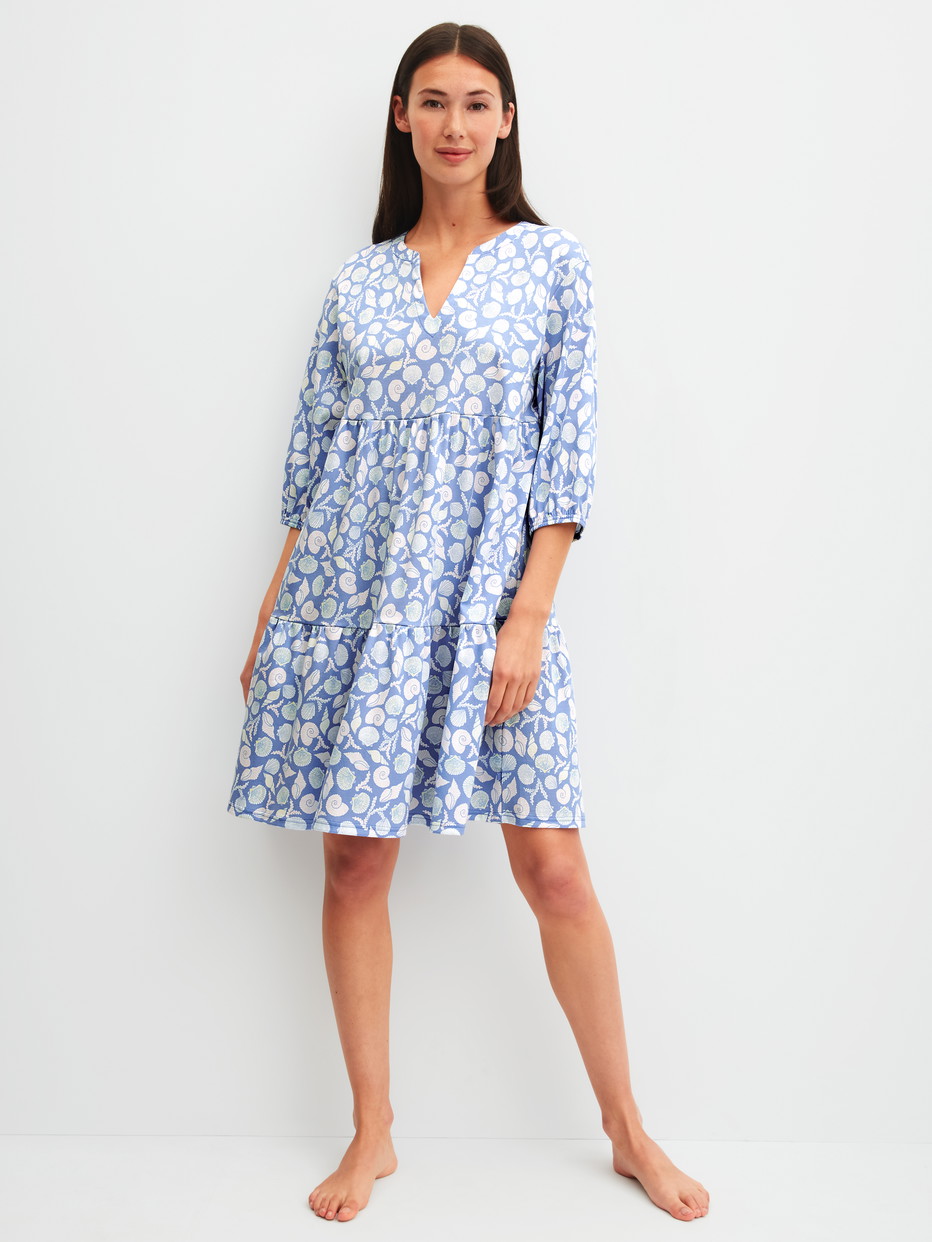 Damen-Model trägt Nachthemd, Länge 95 cm aus 100% Baumwolle in Blau, Floral aus Serie Favourites Ocean von CALIDA, Vorderansicht