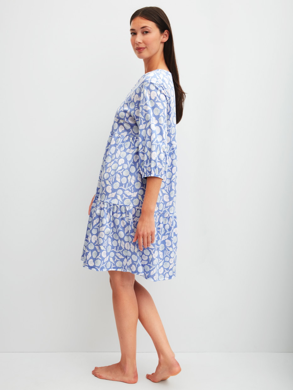 Damen-Model trägt Nachthemd, Länge 95 cm aus 100% Baumwolle in Blau, Floral aus Serie Favourites Ocean von CALIDA, Rückansicht