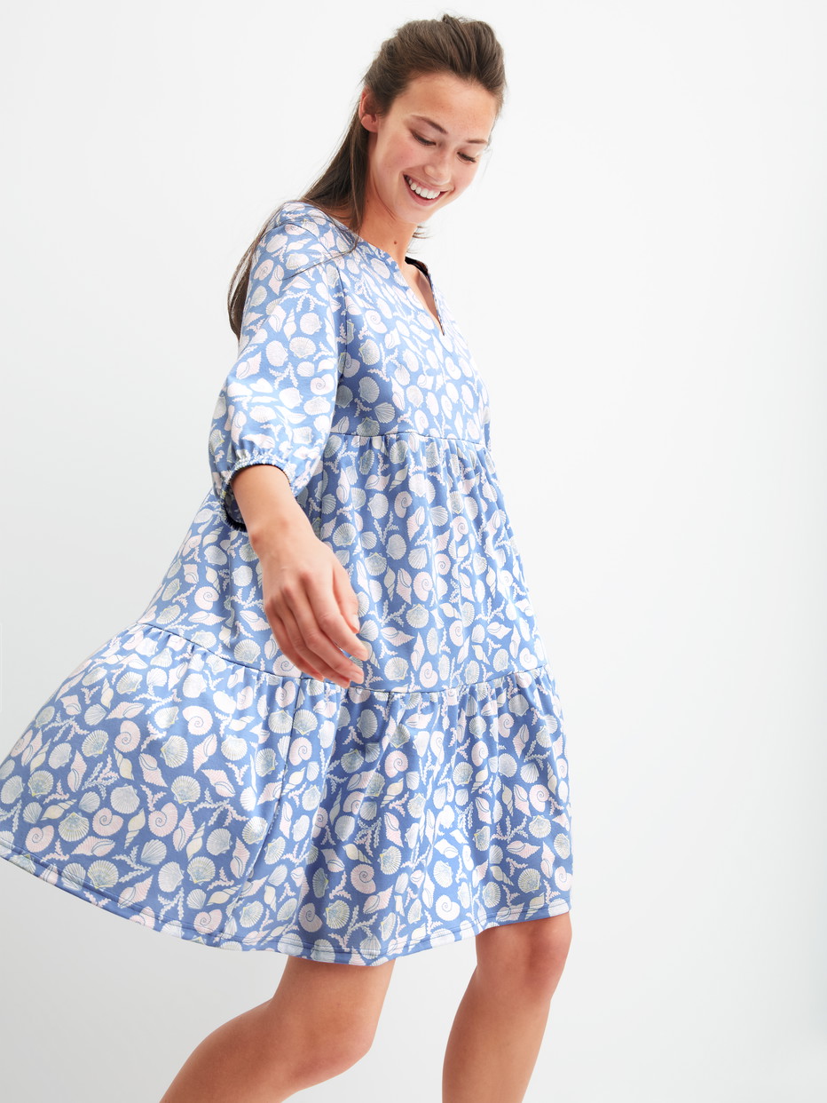 Damen-Model trägt Nachthemd, Länge 95 cm aus 100% Baumwolle in Blau, Floral aus Serie Favourites Ocean von CALIDA, Zusatzbild