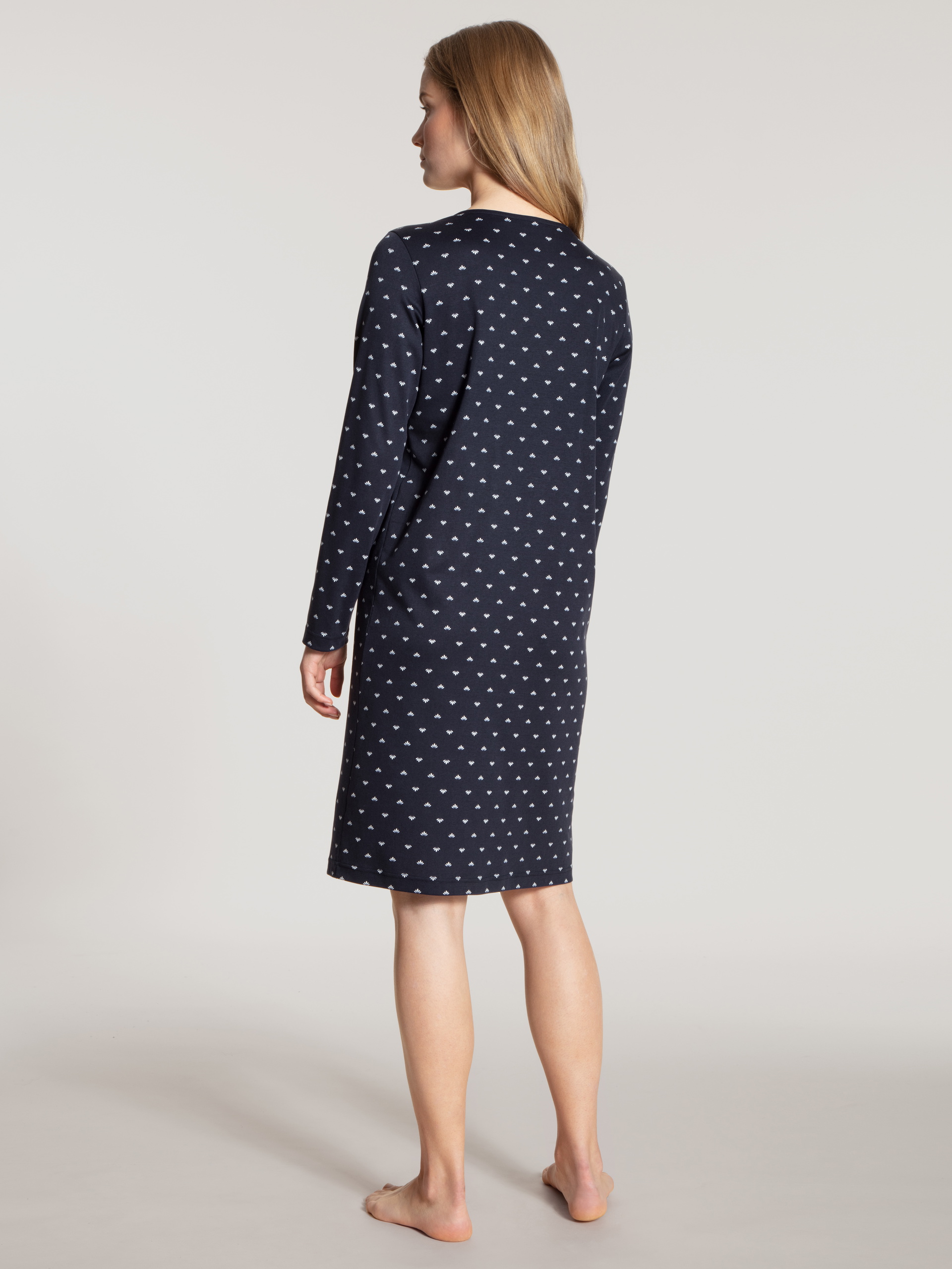 La modella / Il modello Donna indossa Sleepshirt, lunghezza 100cm in 100% cotone di colore Blu, Motivo, della serie Night Lovers di CALIDA, Vista posteriore