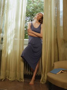 Le mannequin Femme porte le/la Chemise de nuit, longueur 125 cm en Modal de couleur Bleu, Unicolore, de la série Natural Loungewear de CALIDA, Vue de face