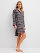 La modella / Il modello Donna indossa Camicia da notte in flanella, lunghezza 95 cm in 100% cotone di colore Blu, A scacchi, della serie Holiday Dreams di CALIDA, Vista frontale