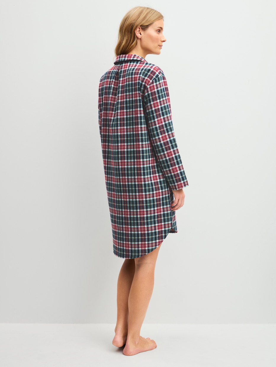 La modella / Il modello Donna indossa Camicia da notte in flanella, lunghezza 95 cm in 100% cotone di colore Blu, A scacchi, della serie Holiday Dreams di CALIDA, Vista posteriore