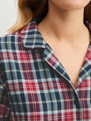La modella / Il modello Donna indossa Camicia da notte in flanella, lunghezza 95 cm in 100% cotone di colore Blu, A scacchi, della serie Holiday Dreams di CALIDA, Dettaglio