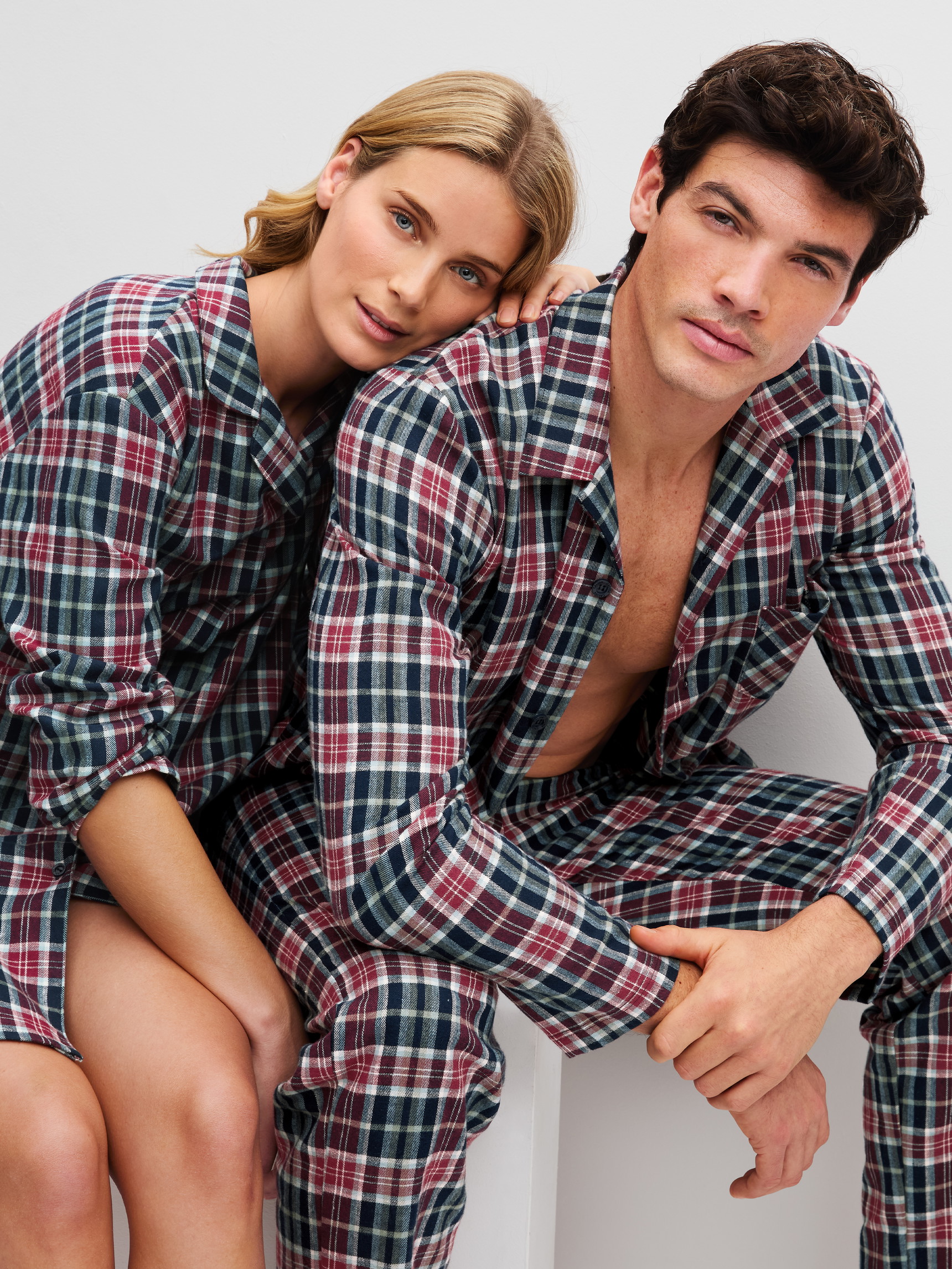 La modella / Il modello Donna indossa Camicia da notte in flanella, lunghezza 95 cm in 100% cotone di colore Blu, A scacchi, della serie Holiday Dreams di CALIDA, Immagine aggiuntiva
