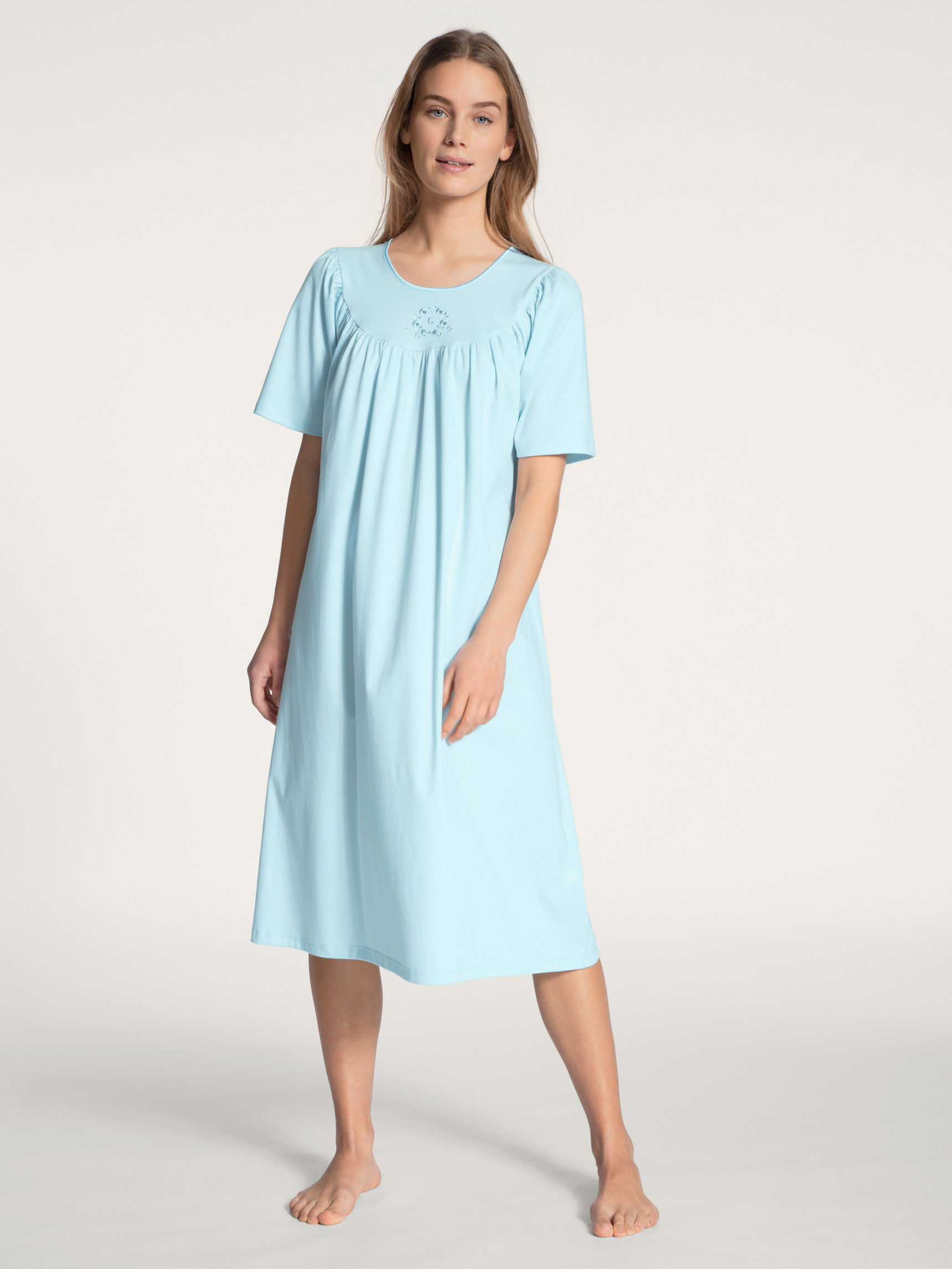 Le mannequin Femme porte le/la Chemise de nuit, longueur 110cm en 100% coton de couleur Bleu, Unicolore, de la série Soft Cotton de CALIDA, Vue de face