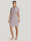 Damen-Model trägt Kurzarm-Nachthemd, Länge 90 cm aus 100% Baumwolle in Rosa, Gestreift aus Serie Nightwear Xtra von CALIDA, Vorderansicht, KI-generiertes Bild