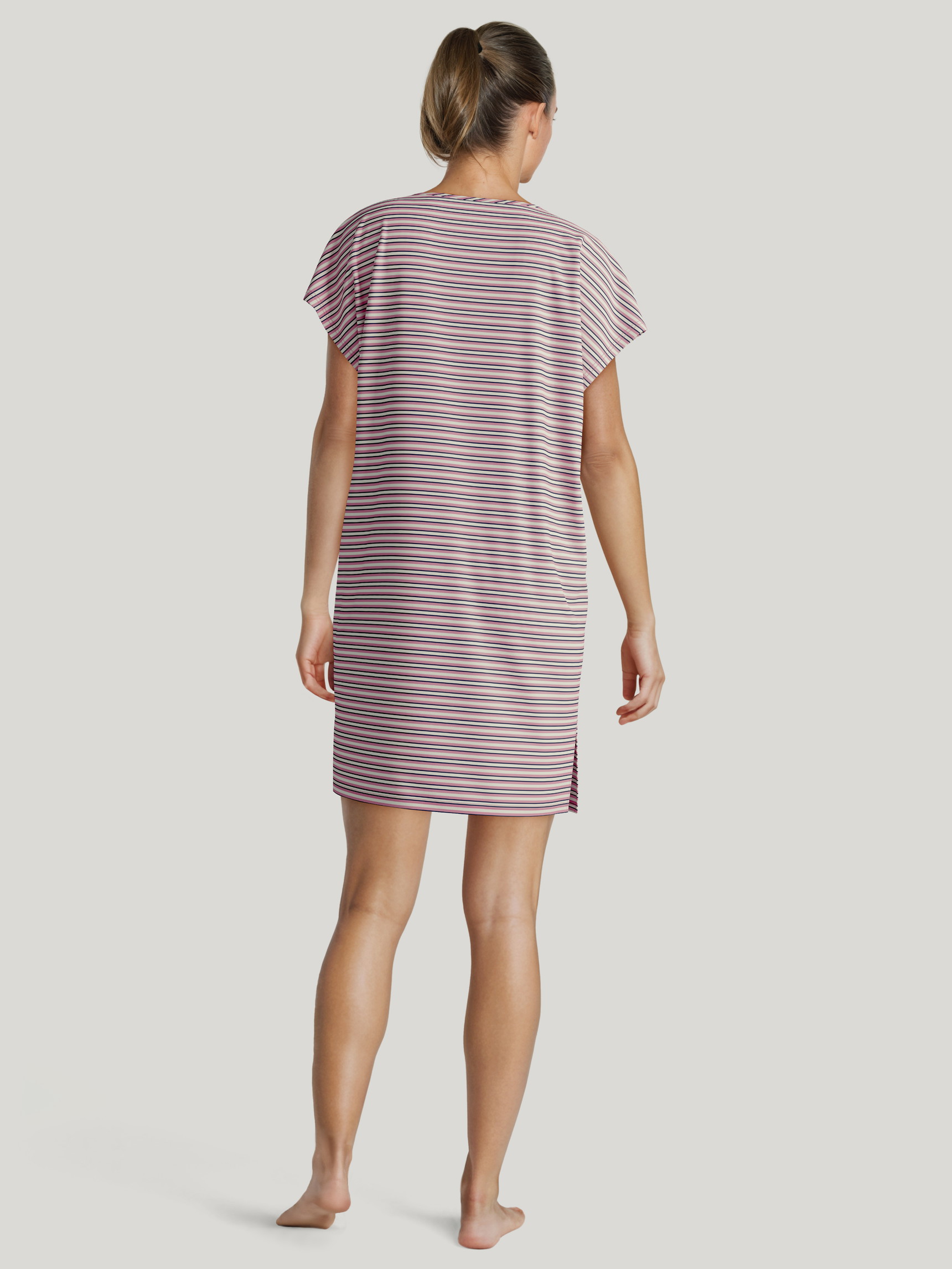 Damen-Model trägt Kurzarm-Nachthemd, Länge 90 cm aus 100% Baumwolle in Rosa, Gestreift aus Serie Nightwear Xtra von CALIDA, Rückansicht, KI-generiertes Bild