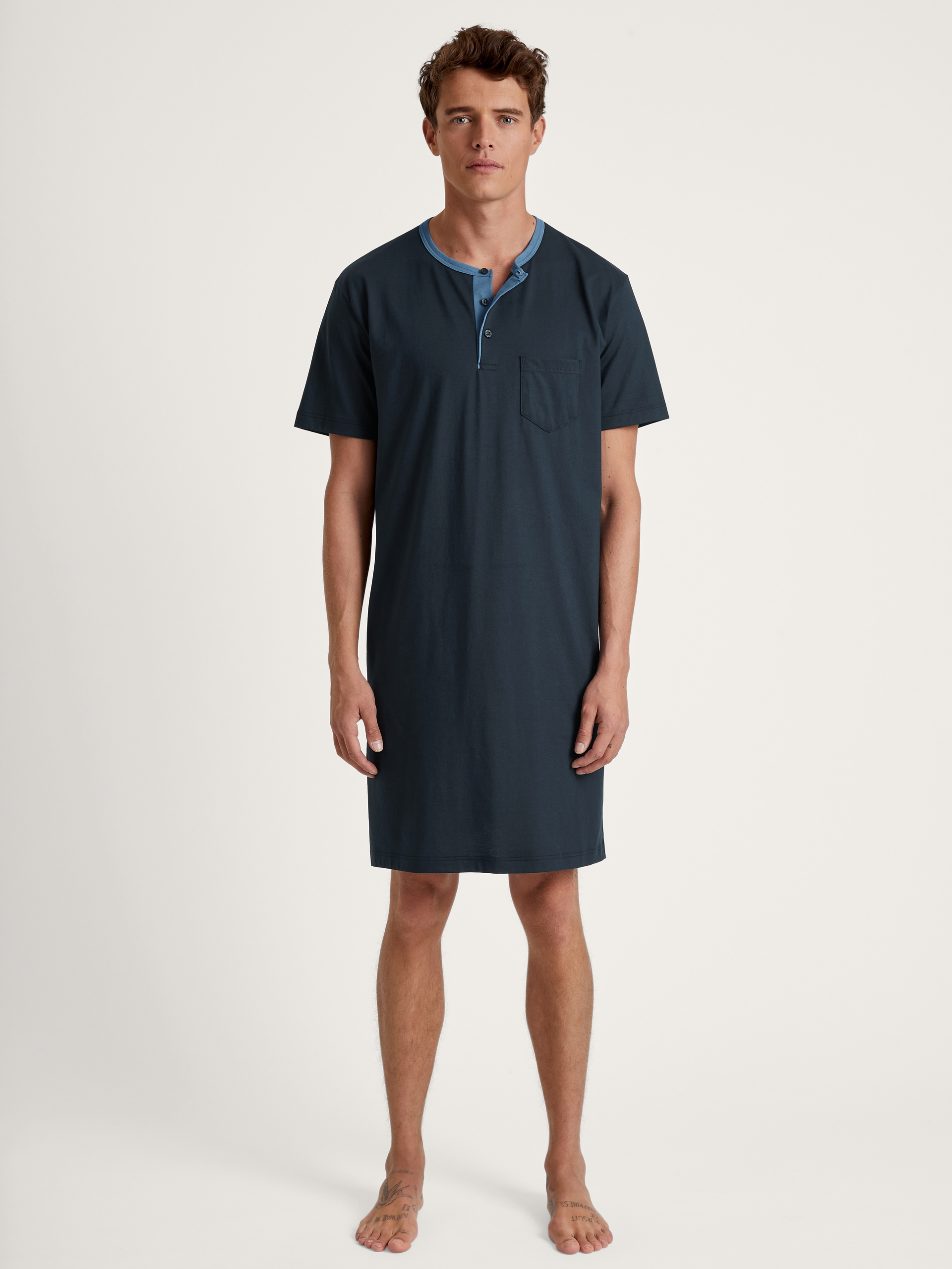 Herren-Model trägt Herren-Nachthemd aus 100% Baumwolle in Blau, Einfarbig aus Serie Relax Essentials von CALIDA, Vorderansicht