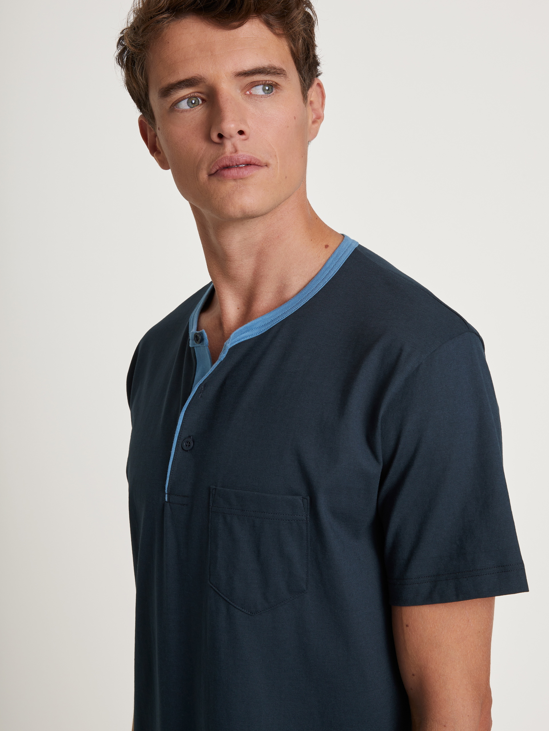 Herren-Model trägt Herren-Nachthemd aus 100% Baumwolle in Blau, Einfarbig aus Serie Relax Essentials von CALIDA, Detail