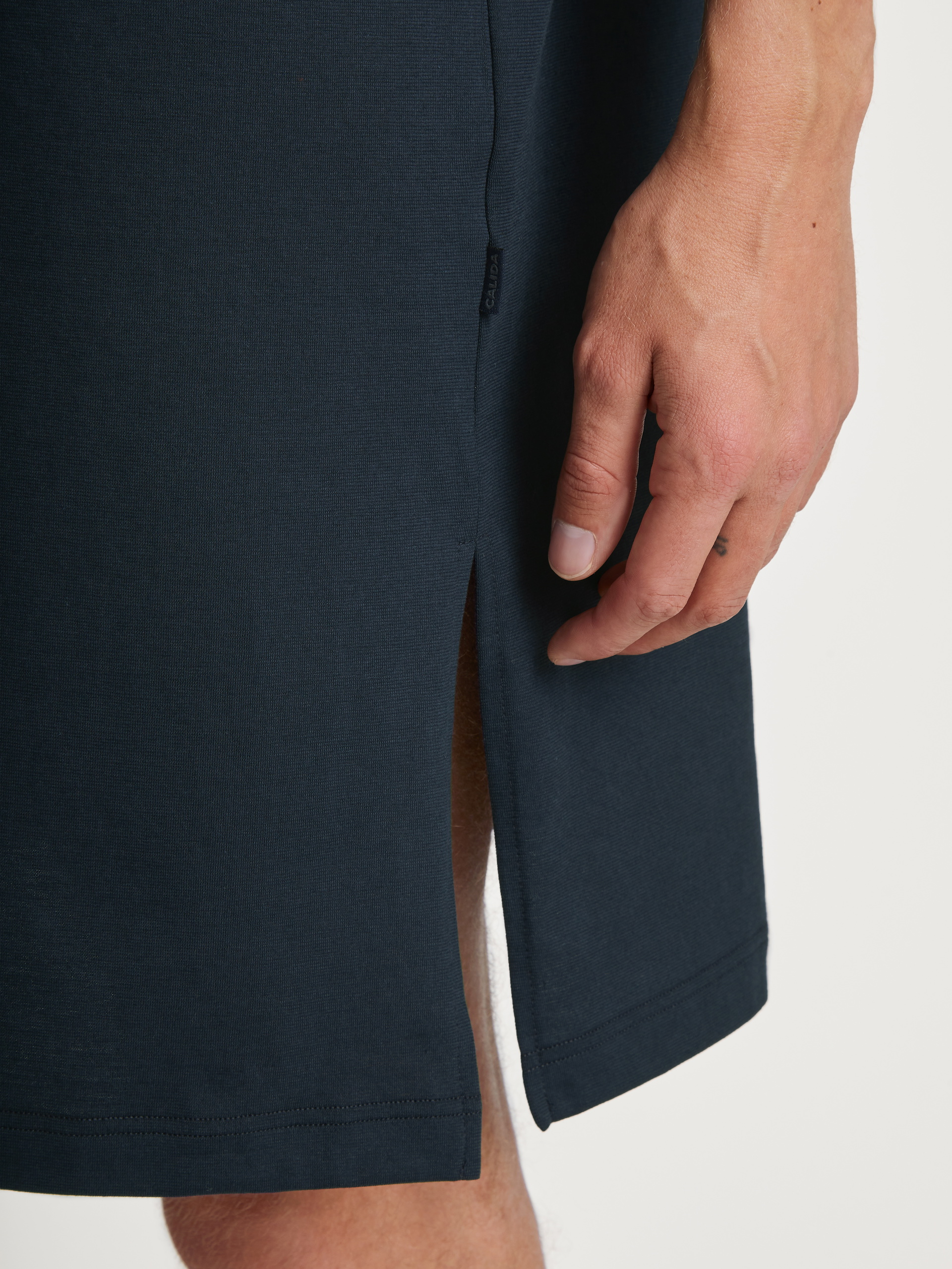 Herren-Model trägt Herren-Nachthemd aus 100% Baumwolle in Blau, Einfarbig aus Serie Relax Essentials von CALIDA, Detail