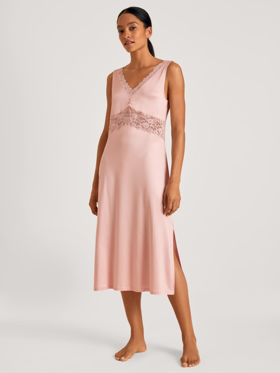 Damen-Model trägt Nachthemd, Länge 120cm aus Viskose in Rosa, Spitze aus Serie 100% Nature Romance von CALIDA, Vorderansicht