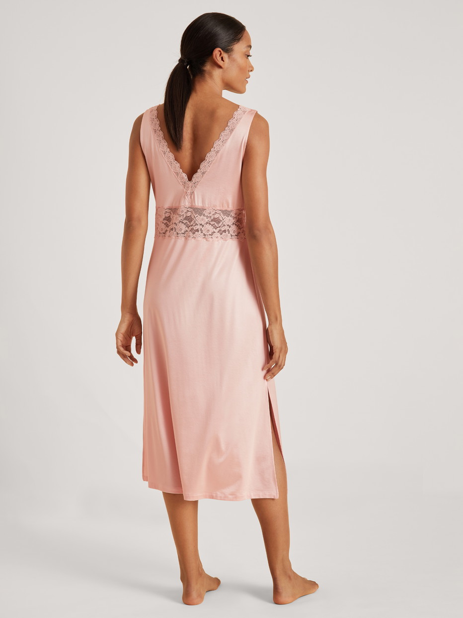 Damen-Model trägt Nachthemd, Länge 120cm aus Viskose in Rosa, Spitze aus Serie 100% Nature Romance von CALIDA, Rückansicht