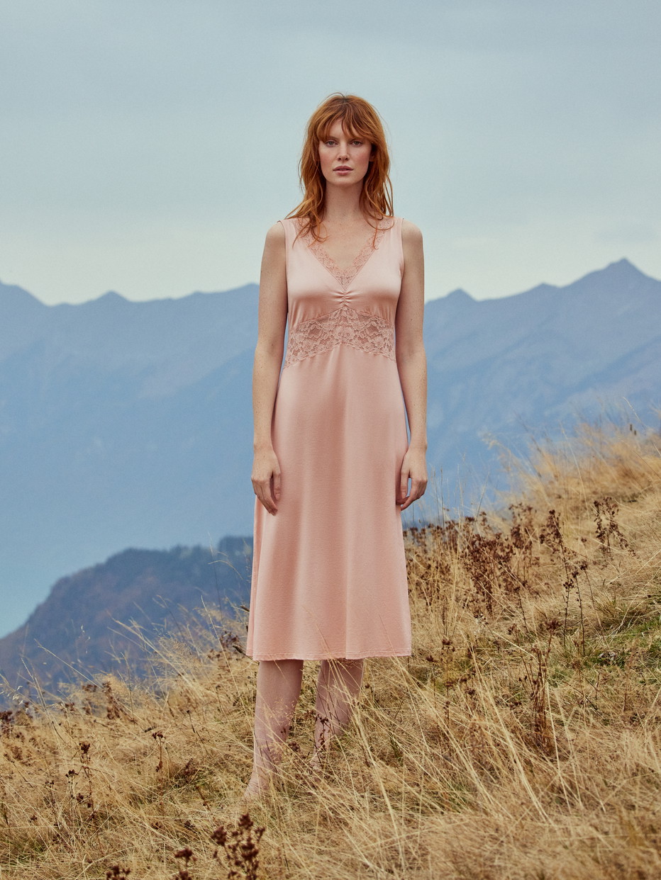 Damen-Model trägt Nachthemd, Länge 120cm aus Viskose in Rosa, Spitze aus Serie 100% Nature Romance von CALIDA, Vorderansicht
