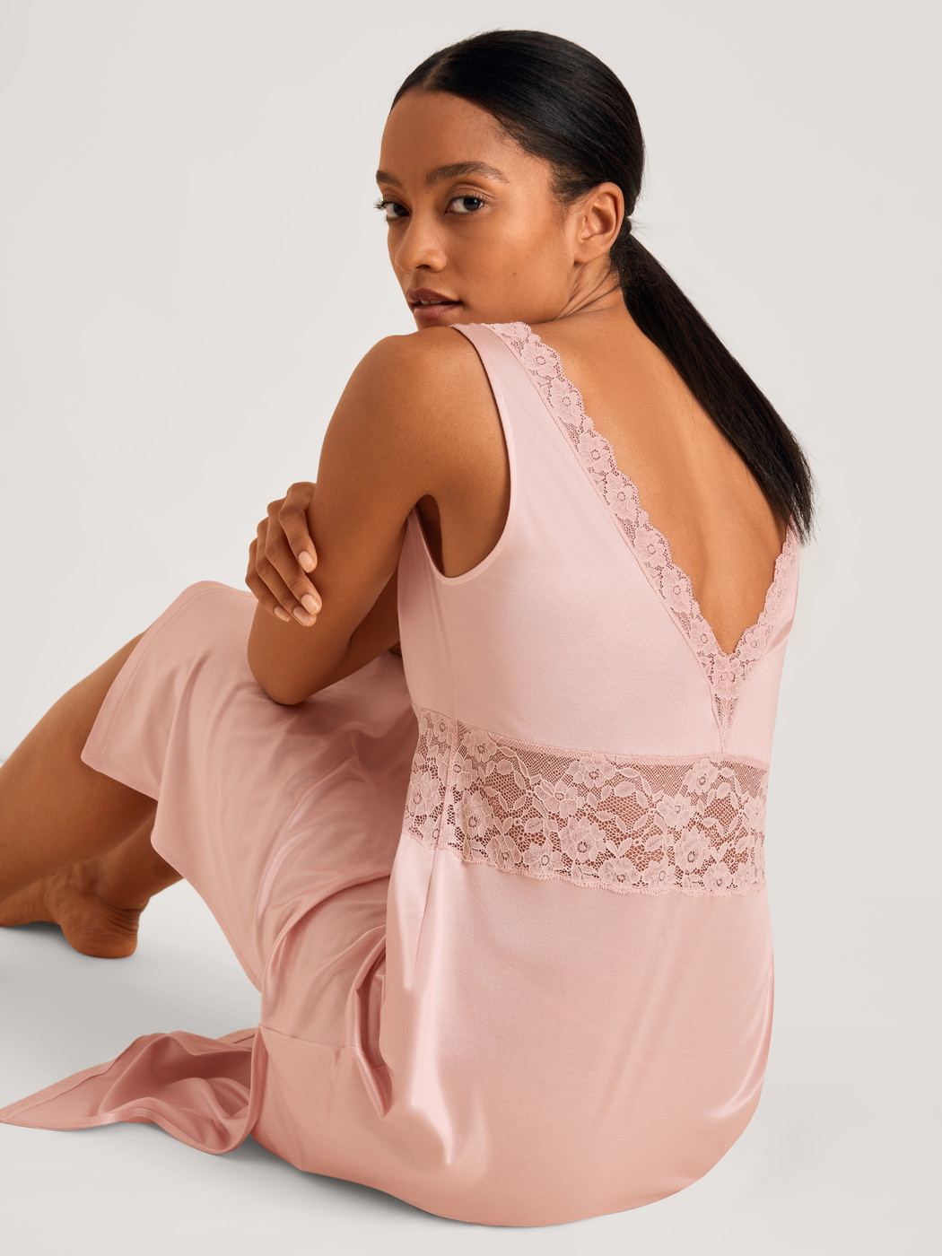 Damen-Model trägt Nachthemd, Länge 120cm aus Viskose in Rosa, Spitze aus Serie 100% Nature Romance von CALIDA, Rückansicht