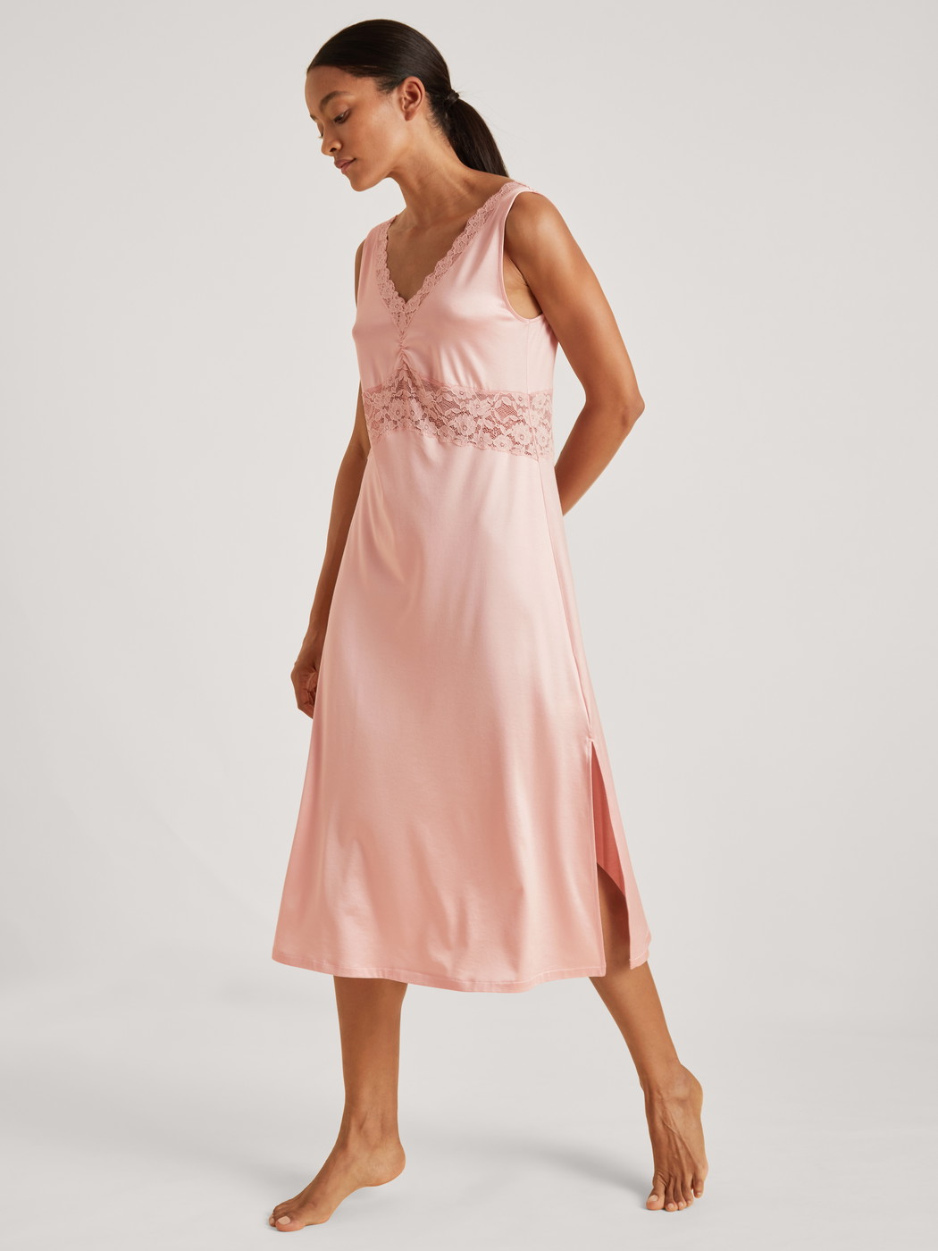Damen-Model trägt Nachthemd, Länge 120cm aus Viskose in Rosa, Spitze aus Serie 100% Nature Romance von CALIDA, Vorderansicht