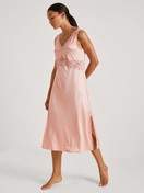 Damen-Model trägt Nachthemd, Länge 120cm aus Viskose in Rosa, Spitze aus Serie 100% Nature Romance von CALIDA, Vorderansicht