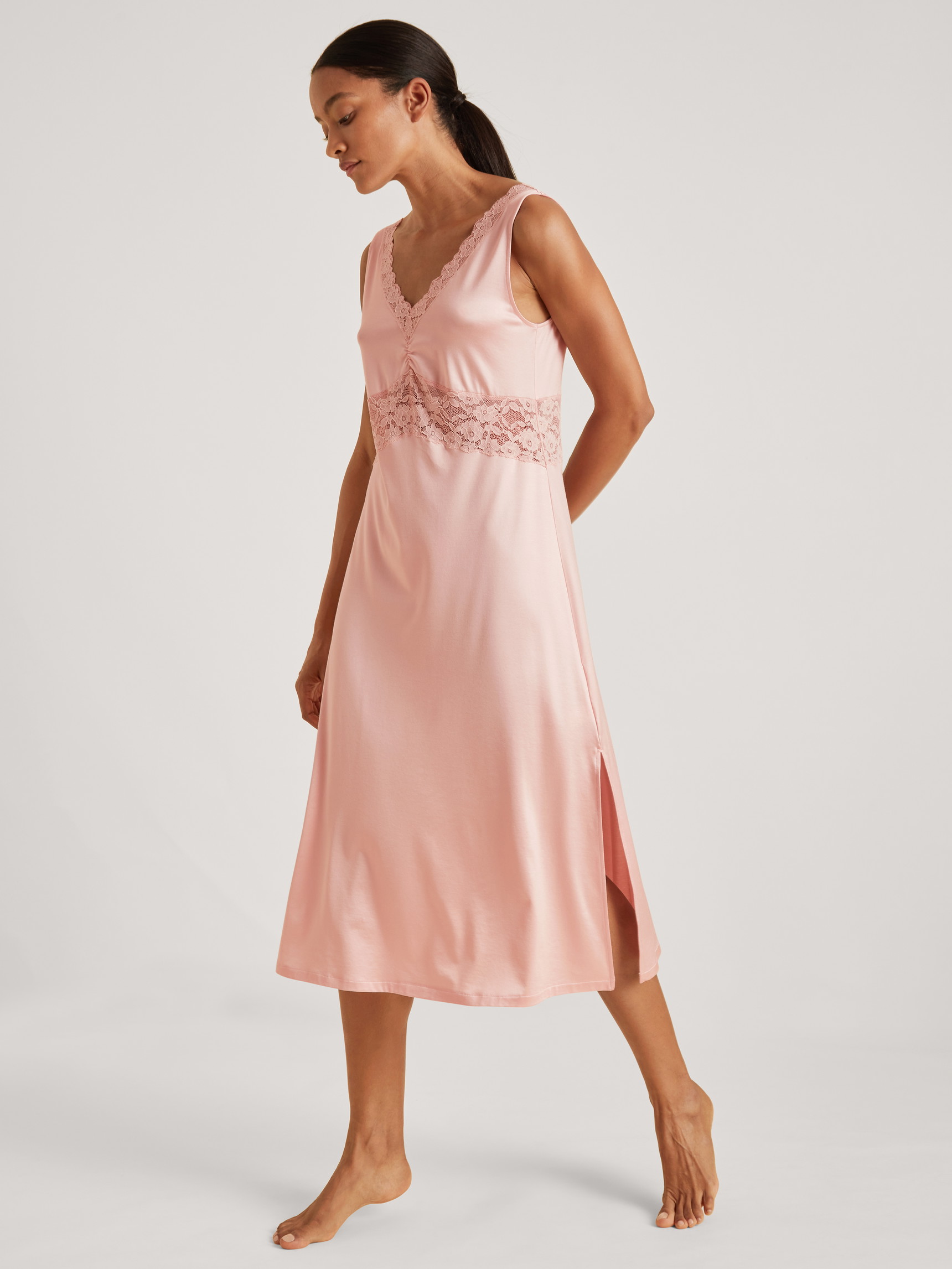 Damen-Model trägt Nachthemd, Länge 120cm aus Viskose in Rosa, Spitze aus Serie 100% Nature Romance von CALIDA, Vorderansicht