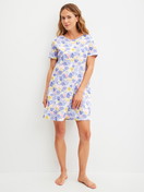 La modella / Il modello Donna indossa Camicia da notte a maniche corte, lunghezza 95 cm in 100% cotone di colore Blu, Floreale, della serie Coastal Dreams di CALIDA, Vista frontale