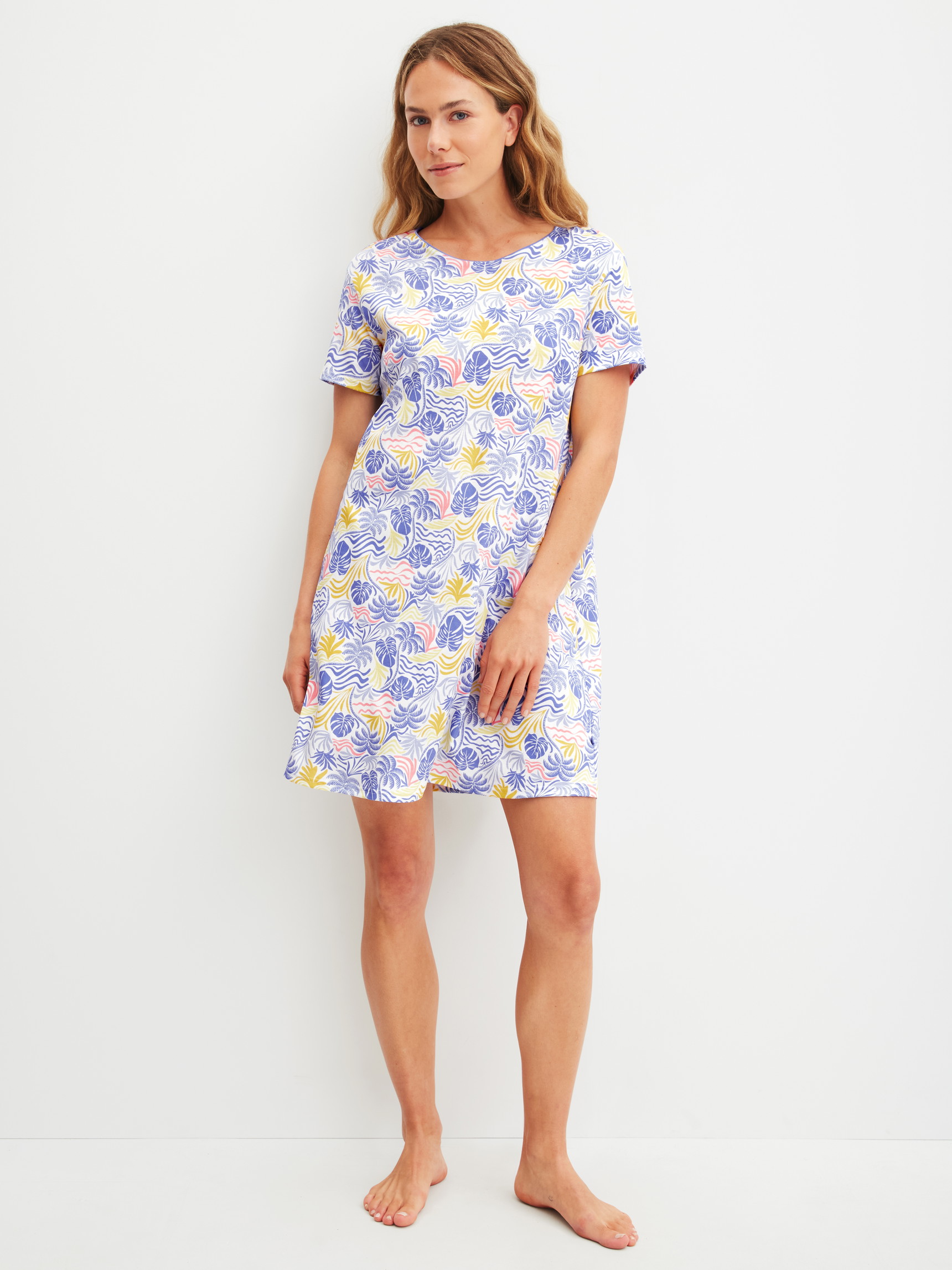 Damen-Model trägt Kurzarm-Nachthemd, Länge 95 cm aus 100% Baumwolle in Blau, Floral aus Serie Coastal Dreams von CALIDA, Vorderansicht