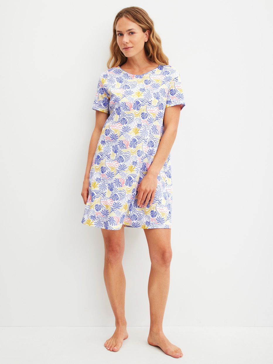 La modella / Il modello Donna indossa Camicia da notte a maniche corte, lunghezza 95 cm in 100% cotone di colore Blu, Floreale, della serie Coastal Dreams di CALIDA, Vista frontale
