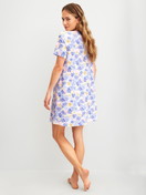 La modella / Il modello Donna indossa Camicia da notte a maniche corte, lunghezza 95 cm in 100% cotone di colore Blu, Floreale, della serie Coastal Dreams di CALIDA, Vista posteriore