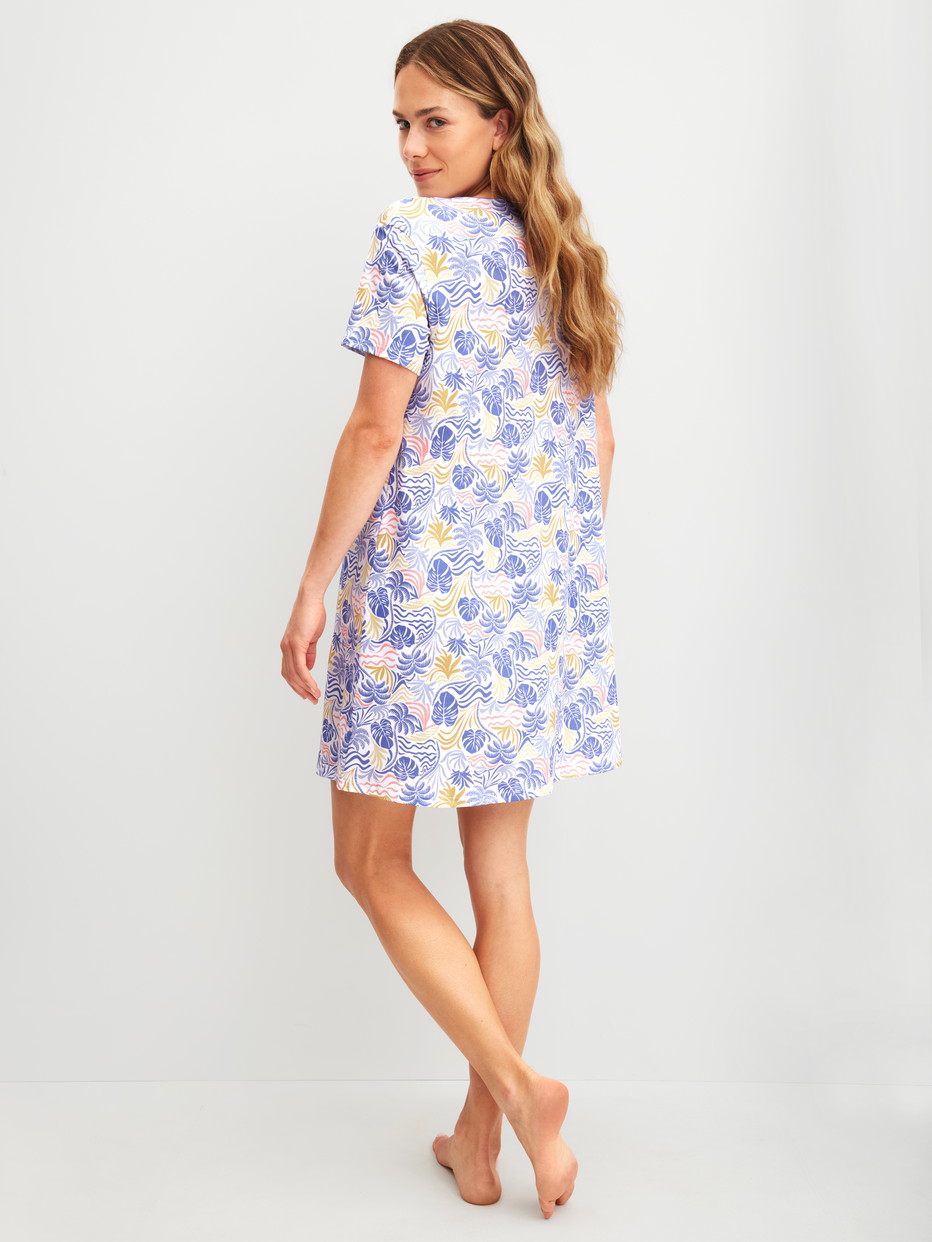 La modella / Il modello Donna indossa Camicia da notte a maniche corte, lunghezza 95 cm in 100% cotone di colore Blu, Floreale, della serie Coastal Dreams di CALIDA, Vista posteriore