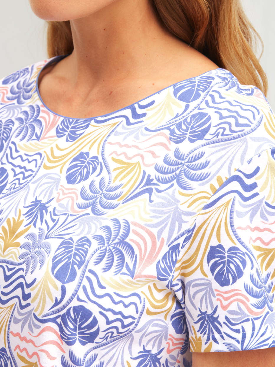La modella / Il modello Donna indossa Camicia da notte a maniche corte, lunghezza 95 cm in 100% cotone di colore Blu, Floreale, della serie Coastal Dreams di CALIDA, Dettaglio